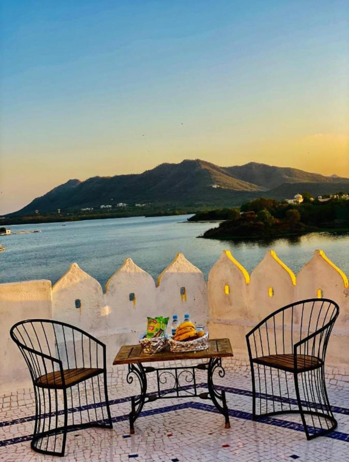 Vallabhgarh A Lake Facing Balcony Udaipur Exteriör bild
