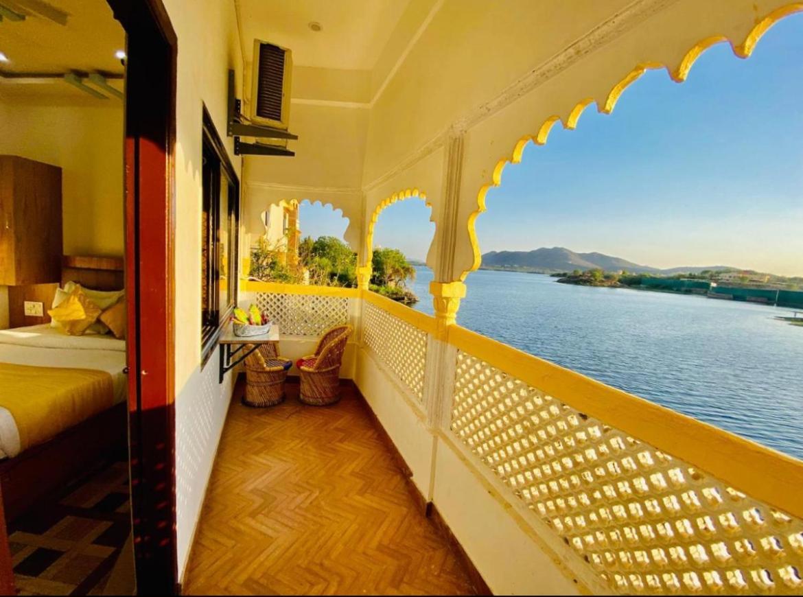 Vallabhgarh A Lake Facing Balcony Udaipur Exteriör bild