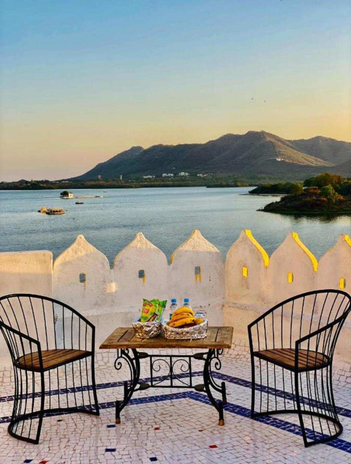 Vallabhgarh A Lake Facing Balcony Udaipur Exteriör bild