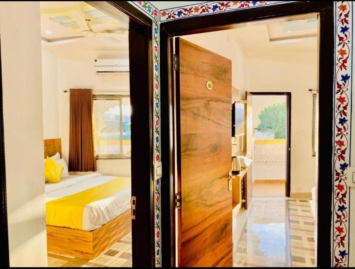 Vallabhgarh A Lake Facing Balcony Udaipur Exteriör bild